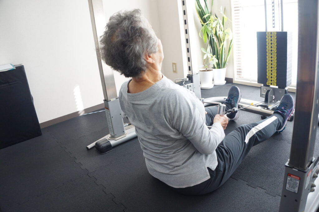 中野のパーソナルジム スマイルプラス中野店で高齢の女性がパーソナルトレーニングを安全に行っている様子