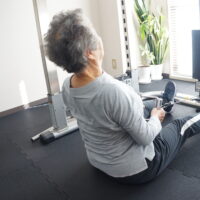 中野のパーソナルジム スマイルプラス中野店で高齢の女性がパーソナルトレーニングを安全に行っている様子