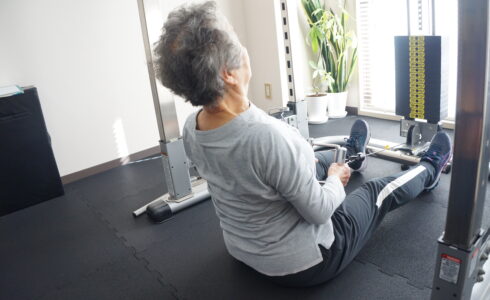 中野のパーソナルジム スマイルプラス中野店で高齢の女性がパーソナルトレーニングを安全に行っている様子