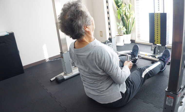 中野のパーソナルジム スマイルプラス中野店で高齢の女性がパーソナルトレーニングを安全に行っている様子