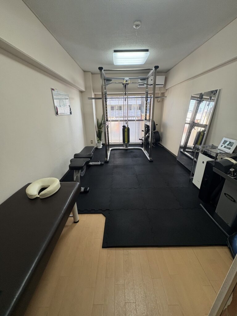 中野のパーソナルジム スマイルプラス中野店の機能的で落ち着いた店内全景