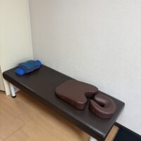 ストレッチや施術を行う際のベッド。中野区のパーソナルジム。スマイルプラスの店内に設置されています。