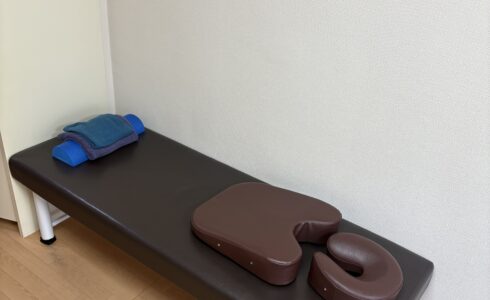 ストレッチや施術を行う際のベッド。中野区のパーソナルジム。スマイルプラスの店内に設置されています。