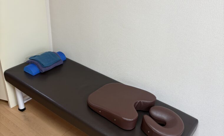 ストレッチや施術を行う際のベッド。中野区のパーソナルジム。スマイルプラスの店内に設置されています。