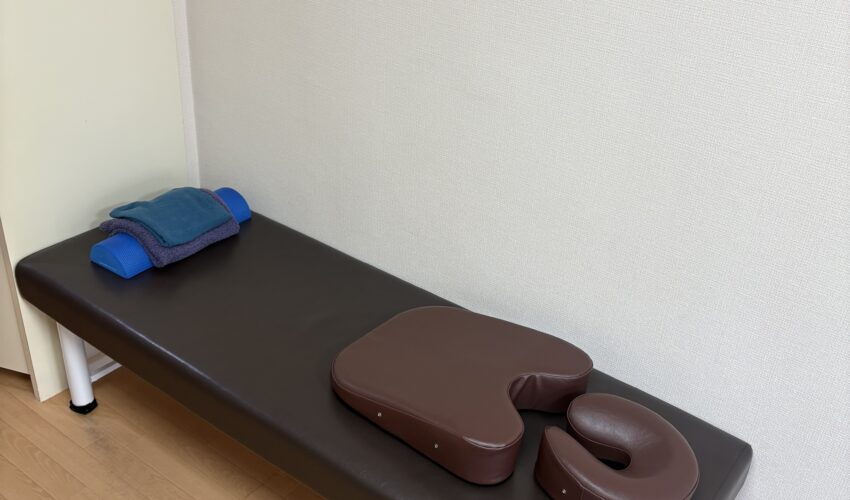 ストレッチや施術を行う際のベッド。中野区のパーソナルジム。スマイルプラスの店内に設置されています。